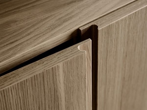 Detalle de puerta de gabinete Pira G2 en madera